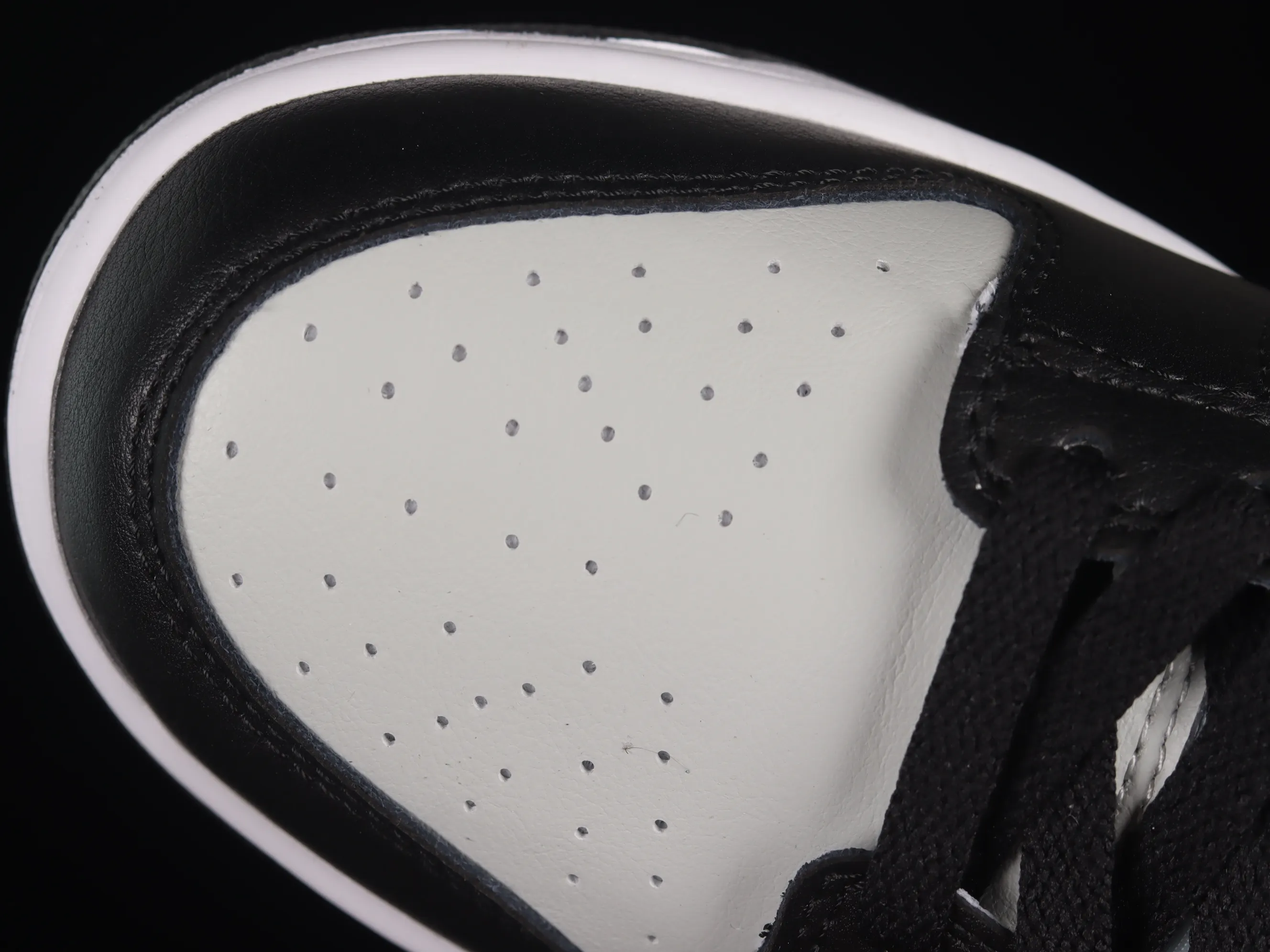 All Categories Nk SB Dunk Series Nk SB Dunk Low Low-top sneakers Cost-effective version Nk Dunk Low "Chenille" plush black hook SB low-top sports and leisure sneakers DQ7683-001